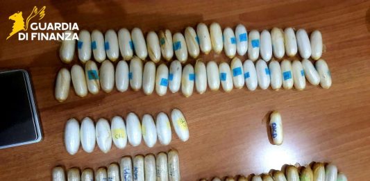 Trovato in possesso di 123 ovuli con cocaina ed eroina alla Stazione Centrale di Napoli, un arresto