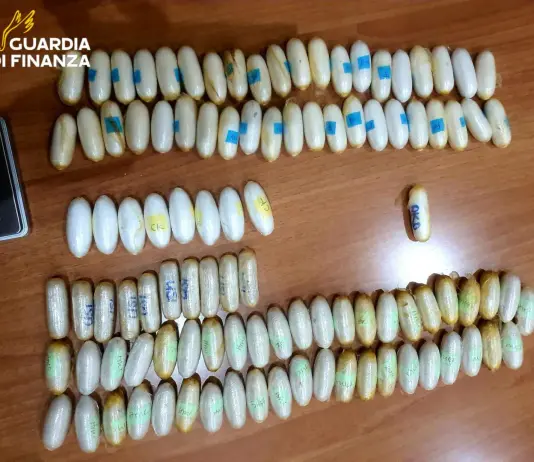 Trovato in possesso di 123 ovuli con cocaina ed eroina alla Stazione Centrale di Napoli, un arresto