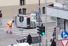 Palermo, scontro in via Roma: si ribalta un’auto