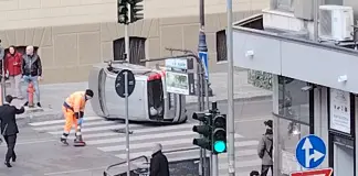 Palermo, scontro in via Roma: si ribalta un’auto