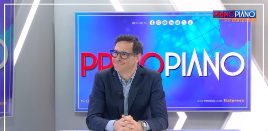 “Il peso della terra”, il viaggio di Francesco Vecchi nel mondo delle materie prime