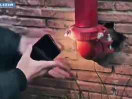 Roma, droga per lo spaccio nascosta tra contatori e muri dei seminterrati: sei pusher arrestati al Quarticciolo / Video