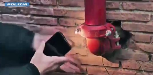 Roma, droga per lo spaccio nascosta tra contatori e muri dei seminterrati: sei pusher arrestati al Quarticciolo / Video