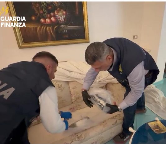 Droga nel frigo e sotto i cuscini, sequestrati 30kg di sostanze stupefacenti nel Pontino