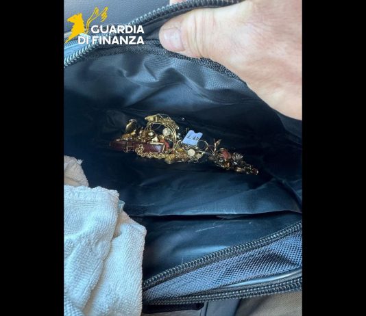 A Palermo sventata una truffa ai danni di un’anziana, arrestato un 33enne e recuperati i gioielli dal valore di 40 mila euro