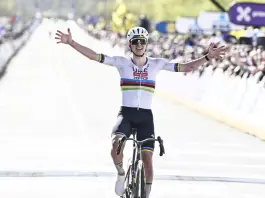 Pogacar vince il Giro delle Fiandre, Van der Poel ed Evenepoel sul podio