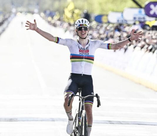 Pogacar vince il Giro delle Fiandre, Van der Poel ed Evenepoel sul podio
