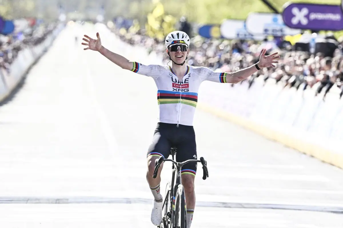 Pogacar vince il Giro delle Fiandre, Van der Poel ed Evenepoel sul podio