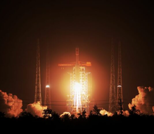 Cina, il razzo Long March-8 invia nello spazio nuovi satelliti Internet