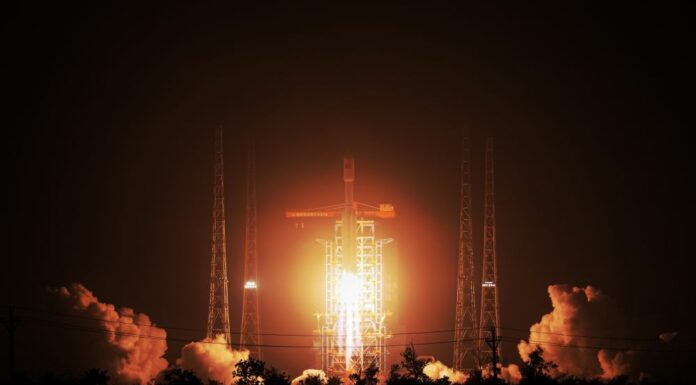 Cina, il razzo Long March-8 invia nello spazio nuovi satelliti Internet
