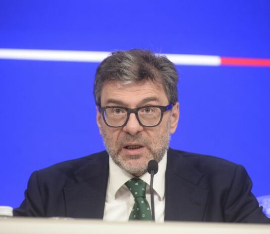 Giorgetti “Se la crisi perdura valutare sospensione del patto di stabilità”