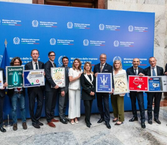 Un francobollo speciale per celebrare il centenario del Tridente Maserati