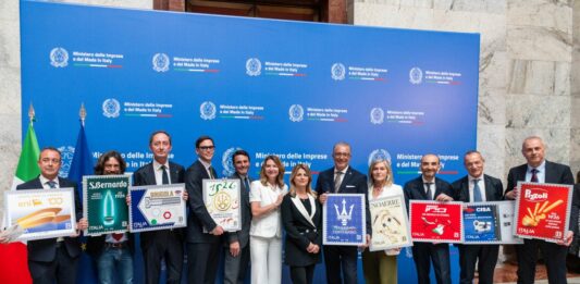 Un francobollo speciale per celebrare il centenario del Tridente Maserati