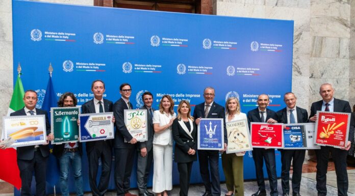 Un francobollo speciale per celebrare il centenario del Tridente Maserati