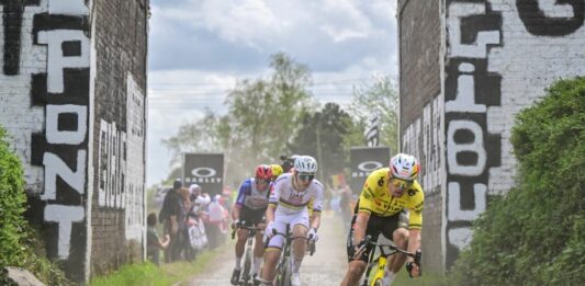 La Parigi-Roubaix a Wout Van Aert, battuto in volata Tadej Pogacar