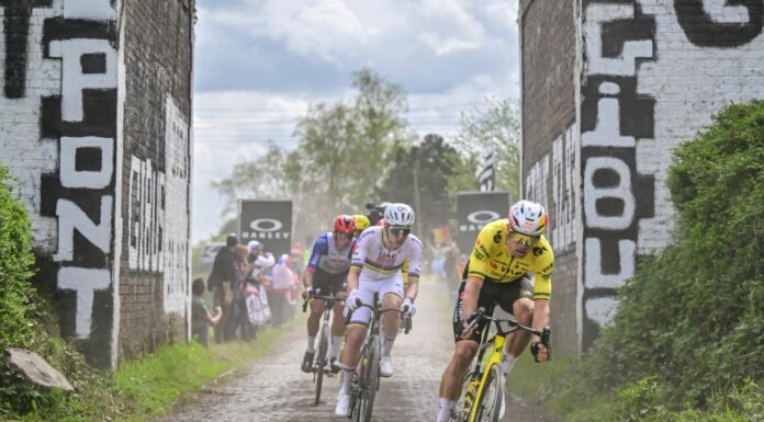 La Parigi-Roubaix a Wout Van Aert, battuto in volata Tadej Pogacar