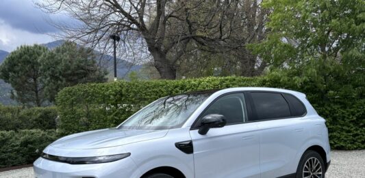 Leapmotor svela la nuova B10 REEV Hybrid con tecnologia Range Extender