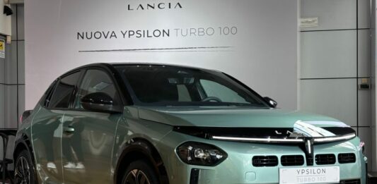 Lancia presenta Ypsilon Turbo 100, la sportiva con cambio manuale