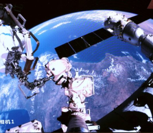 Cina, gli astronauti della Shenzhou-21 impegnati in attività extraveicolari