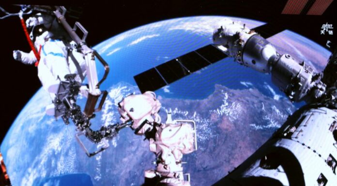 Cina, gli astronauti della Shenzhou-21 impegnati in attività extraveicolari