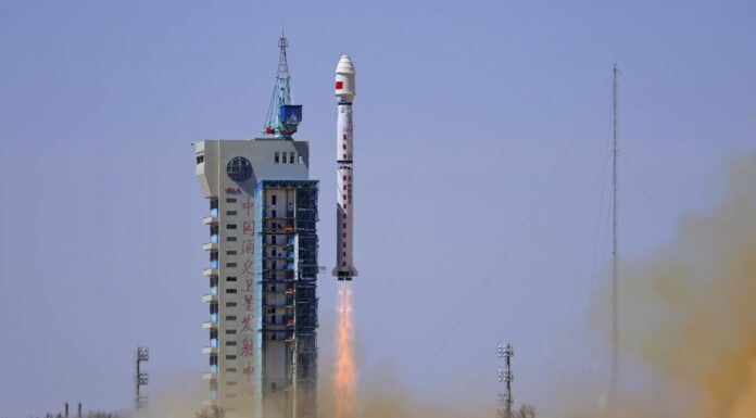 La Cina lancia il razzo Long March-4C per il rilevamento dei gas serra