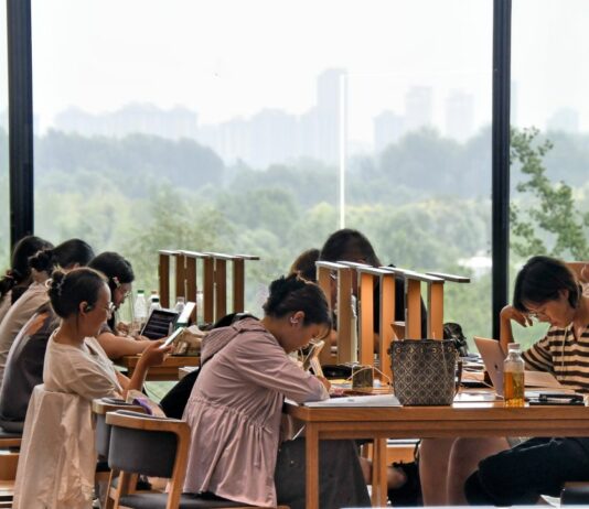 Cina, il tasso di lettura in aumento grazie alla crescita del formato digitale