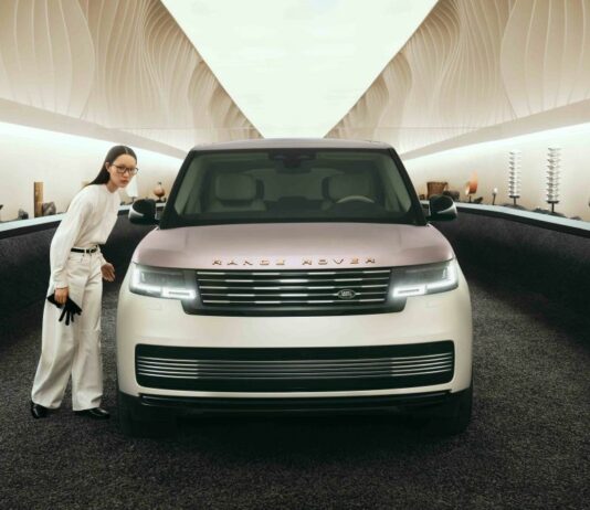 Range Rover presenta a Milano “Traces”, un viaggio nell’artigianalità bespoke