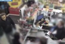 Rapinatore con maschera in silicone incastrato da dipendente, arrestato a Roma