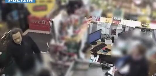 Rapinatore con maschera in silicone incastrato da dipendente, arrestato a Roma