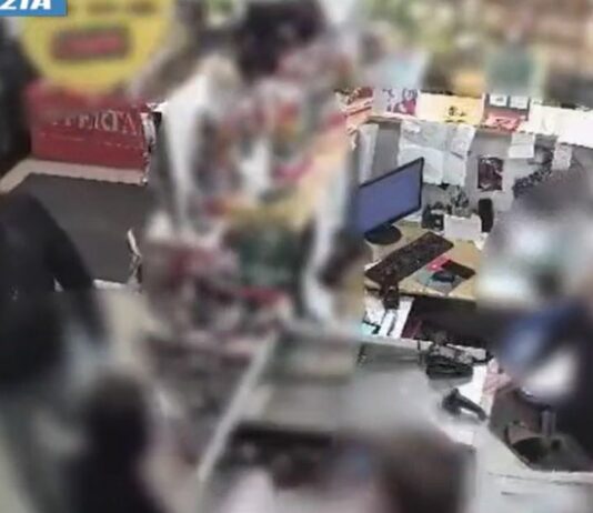 Rapinatore con maschera in silicone incastrato da dipendente, arrestato a Roma