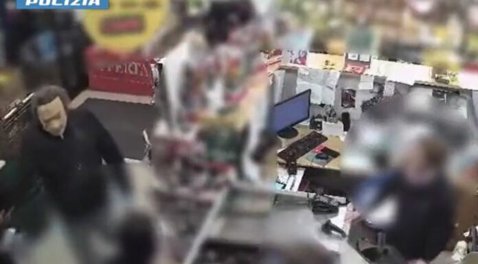 Rapinatore con maschera in silicone incastrato da dipendente, arrestato a Roma