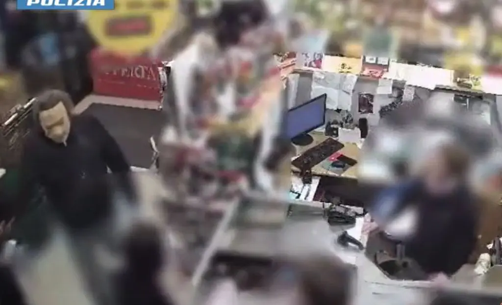 geronimo it colpito-da-un-cassonetto-operaio-al-bufalini-A10730 010