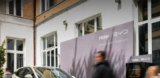 Quando l’auto elettrica fa il bucato, l’ironia BYD alla Milano Design Week