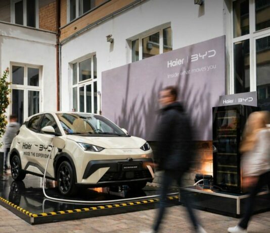 Quando l’auto elettrica fa il bucato, l’ironia BYD alla Milano Design Week
