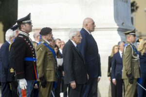 25 Aprile, Mattarella depone una corona di alloro all’altare della Patria