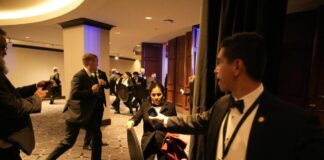 Un uomo spara al gala di Trump, salvo il presidente. Il tycoon conferma la visita a Washington di Re Carlo / Fotogallery