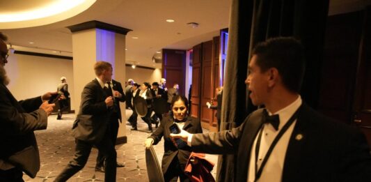 Un uomo spara al gala di Trump, salvo il presidente. Il tycoon conferma la visita a Washington di Re Carlo / Fotogallery