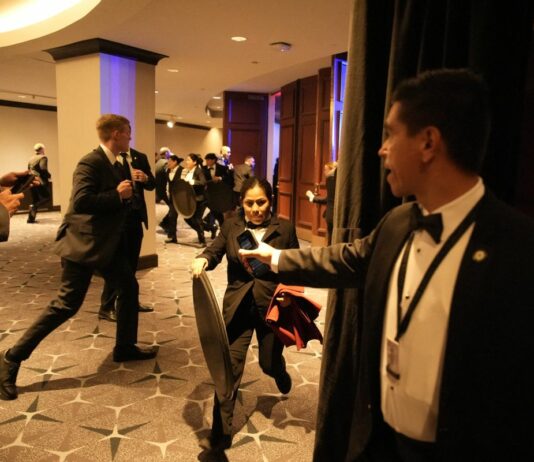 Un uomo spara al gala di Trump, salvo il presidente. Il tycoon “Ecco perché serve la sala da ballo alla Casa Bianca” / Fotogallery