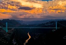 Cina, il ponte del Grand Canyon di Huajiang entra nel Guiness dei primati