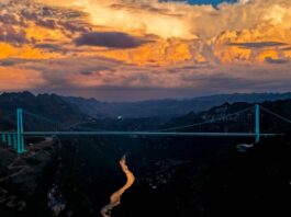 Cina, il ponte del Grand Canyon di Huajiang entra nel Guiness dei primati