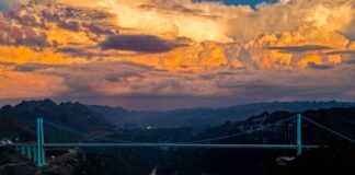 Cina, il ponte del Grand Canyon di Huajiang entra nel Guiness dei primati
