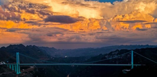 Cina, il ponte del Grand Canyon di Huajiang entra nel Guiness dei primati