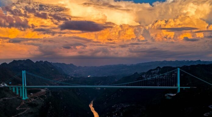 Cina, il ponte del Grand Canyon di Huajiang entra nel Guiness dei primati