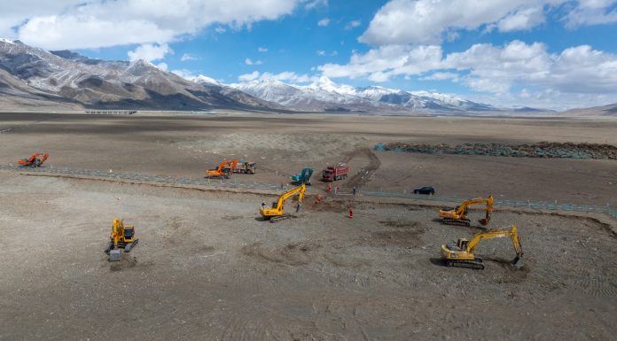 Cina: al via i lavori di costruzione di una centrale solare a 4.550 metri (1)