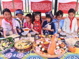 Cina: iniziano i festeggiamenti per il Sanyuesan Festival (1)