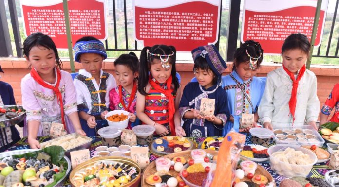 Cina: iniziano i festeggiamenti per il Sanyuesan Festival (1)