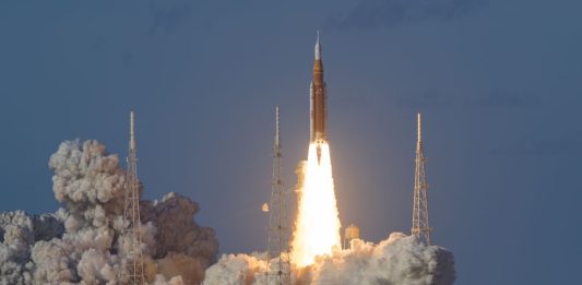 L’uomo torna sulla Luna, è partita la missione Artemis II. Urso “Momento storico dopo 54 anni”