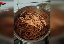 Organizza cena romantica e narcotizza pensionato per derubarlo, arrestati a Torino una donna e il suo complice