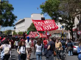 Colpi di pistola ad aria compressa al corteo del 25 aprile a Roma, due feriti