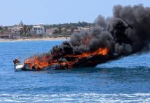Barca in fiamme al largo di Noto, salvati due diportisti